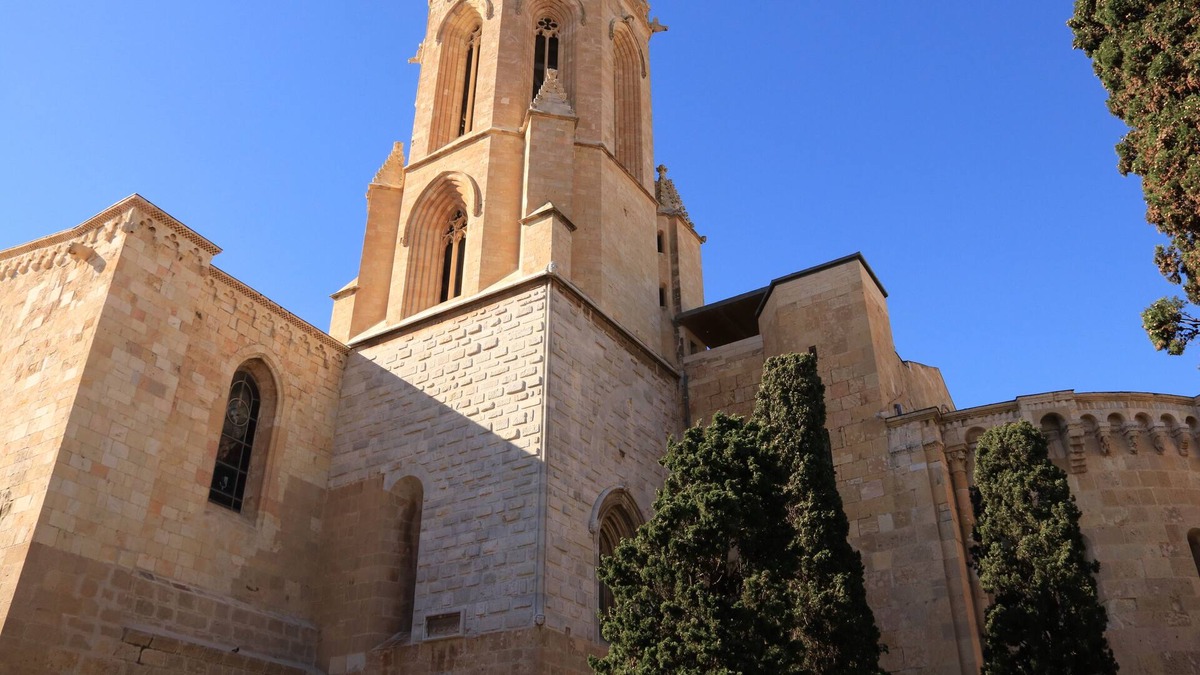 Old Town Condo | Floor in noble building in front of the Cathedral of Tarragona.