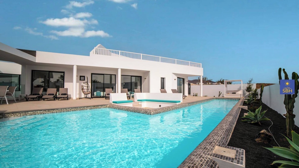 Playa Blanca Villa | Flor de Oro – Playa Blanca near Marina Rubicon with Air Con, Pool, Sauna & Gym