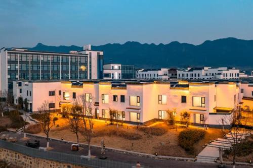 Yi County Hotel | Floral Shemanyue Mountain Homestay