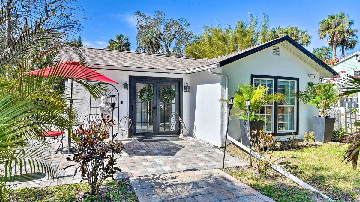 New Smyrna Beach Apartment | Florida Getaway w/Patio ~ 3 Mi to Beaches!