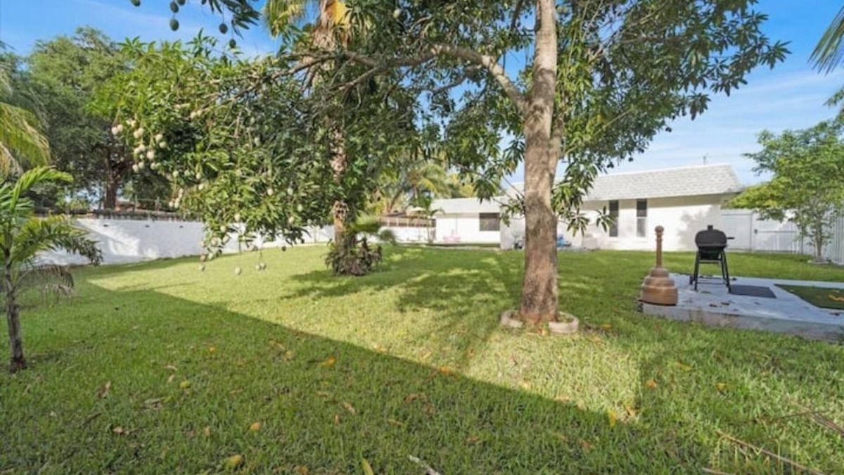 Broadview Park House | Florida Property