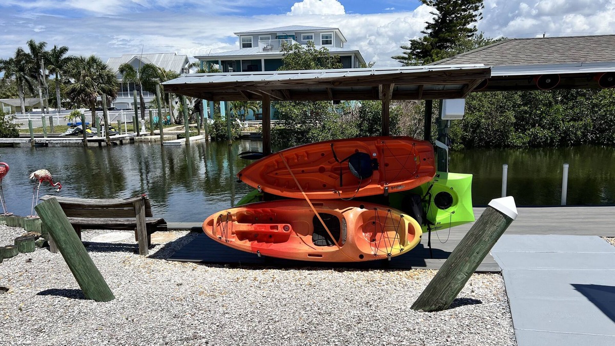 Southside Rural Community House | Florida waterfront home with pool and use of kayaks