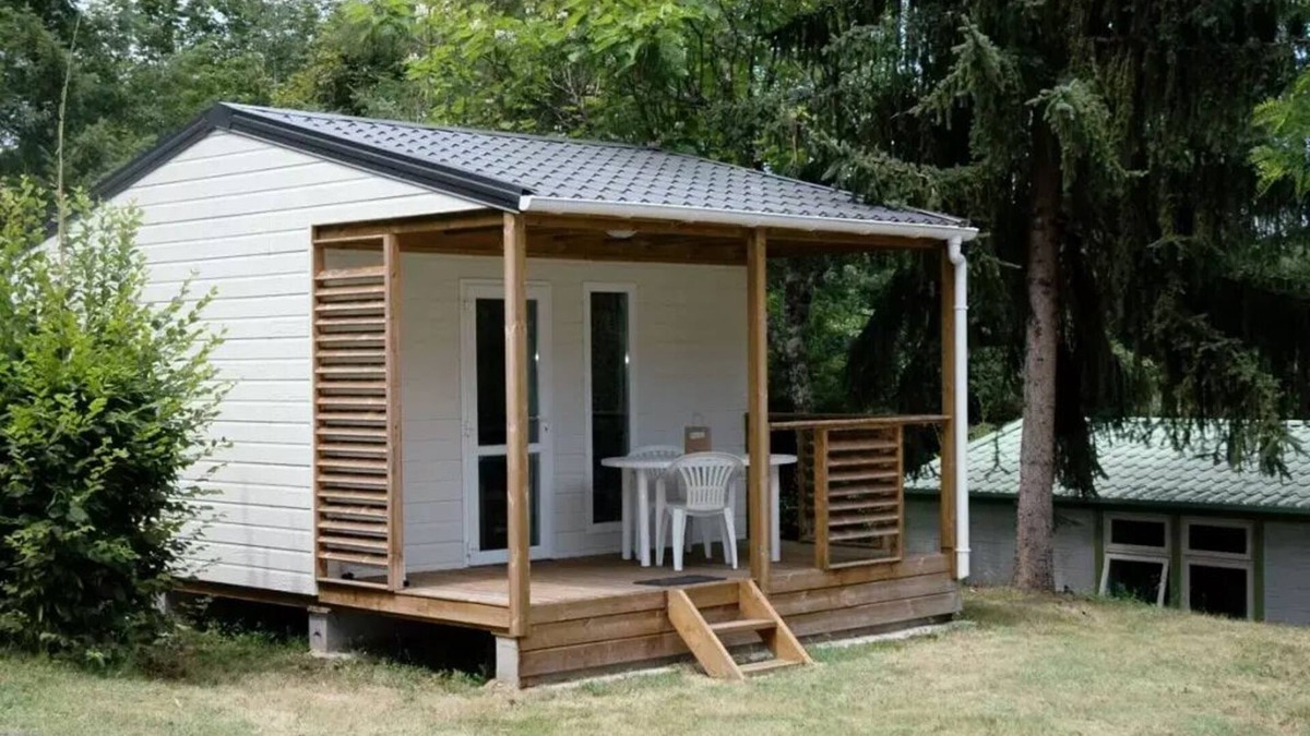 Cordelle Ski Chalet | Flower Camping de Mars * - Chalet Comfort 16m2 - 1 bedroom + covered terrace + TV + air conditioning 2 persons