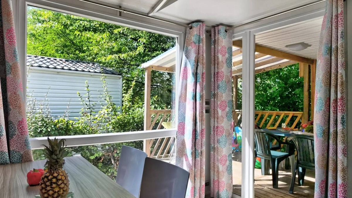 Anneyron House | Flower Camping La Chataigneraie * - Mobil home Premium 27m2 (2 bedrooms) + covered terrace +Dishwasher + TV + Air conditioning 4 people