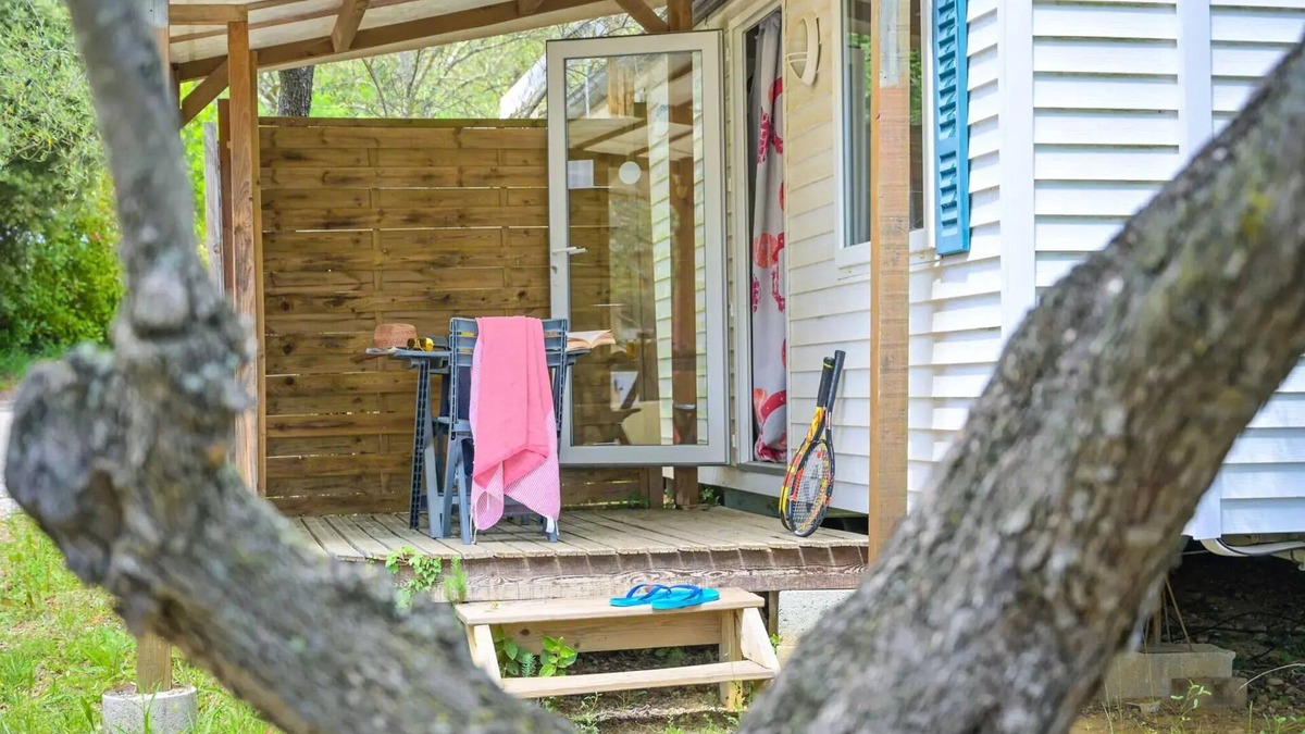 Castries House | Flower Camping le FONDESPIERRE * - Standard mobile home - 15 m2 (1 bedroom - air conditioning - TV) 2 persons
