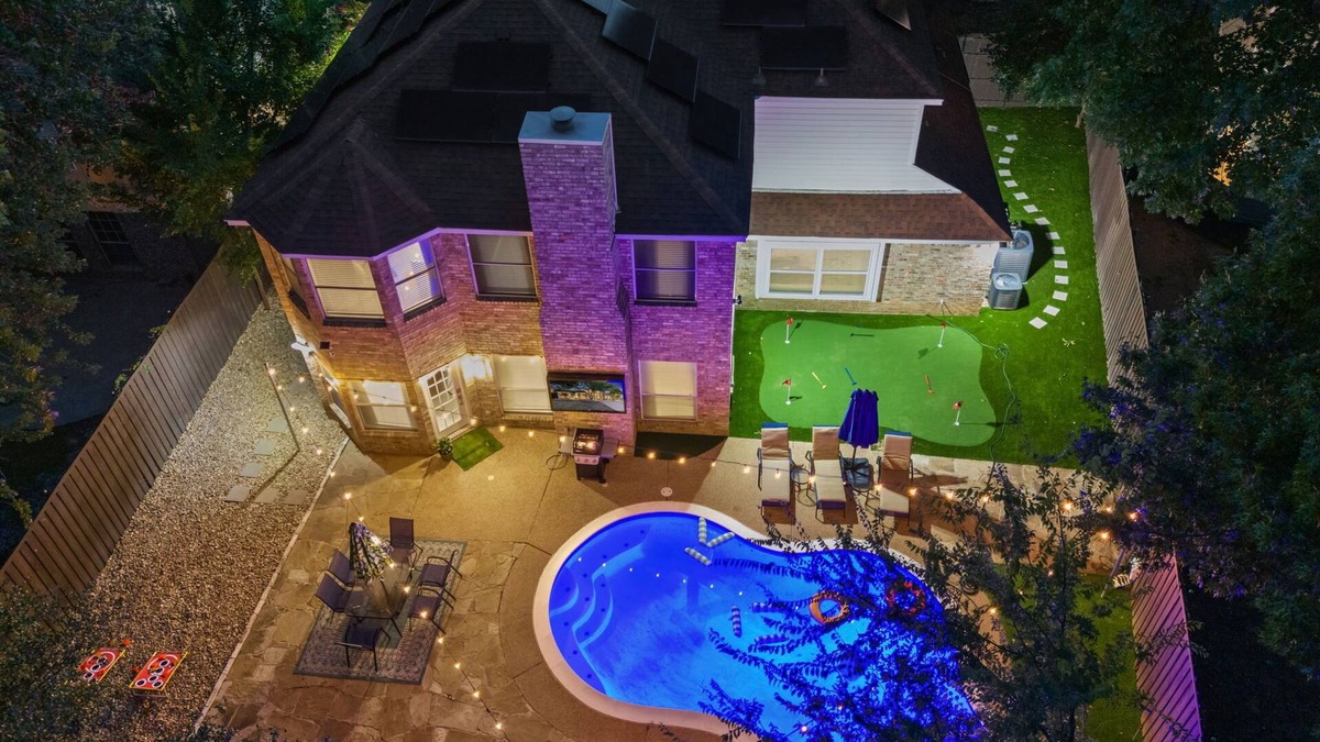 Flower Mound House | Flower Mound Luxe: Double Kings Suites, Pool & Grill
