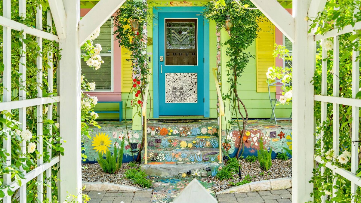 Barton Heights House | Flutter into this iconic South Austin work of art >> The Pixie by Lodgewell