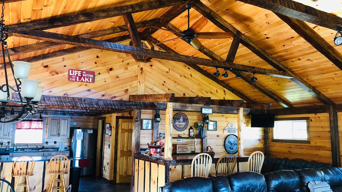 North Hero House | FOLIAGE SALE OR FALL FISHING—-2026 SEASON OPEN Waterfront Private-Dock-Launch