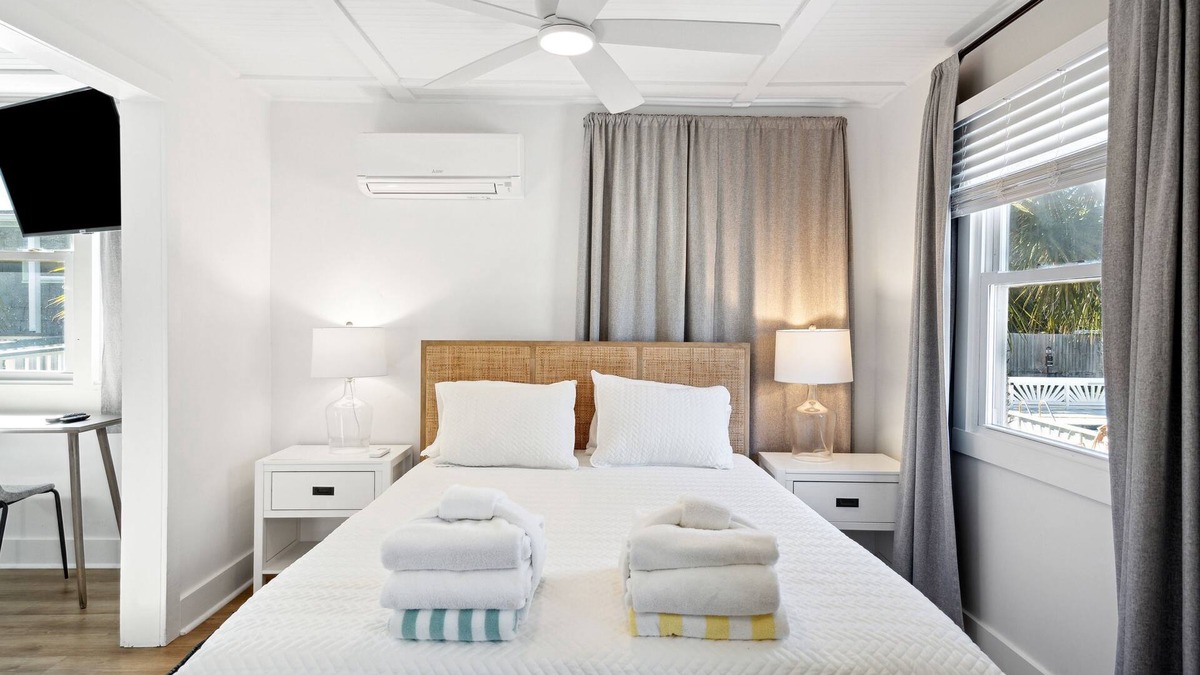 Folly Beach Hotel | Folliday Inn- The Streamliner - Room 31