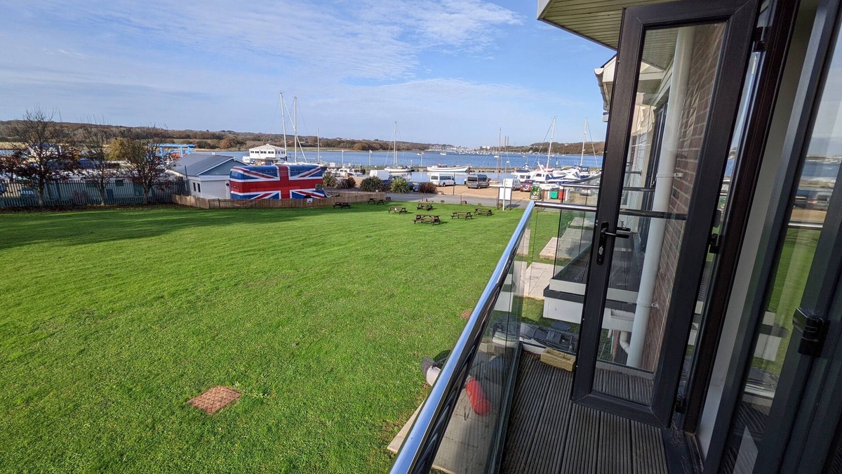 Newport Cottage | Folly View - First floor apartment that sleeps 4 guests in 2 bedrooms