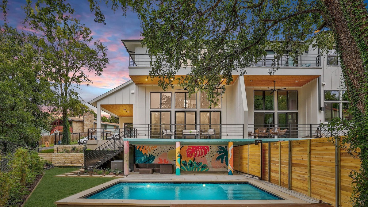 Riverside House | Football Fave - Pool, 5 Min to Downtown, Photo Op!