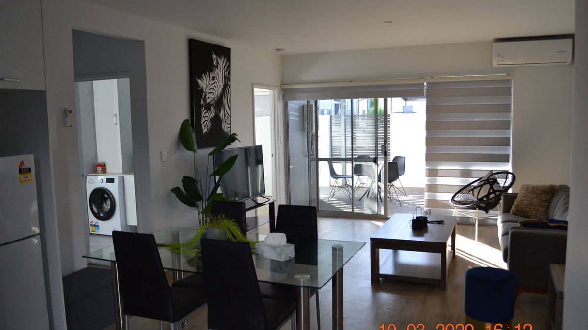 Kelmscott House | FOOTHILLS LIVING ONLY 30min TO PERTH CITY