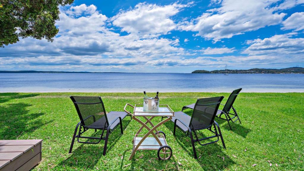 Salamander Bay House | Footprints on Foreshore