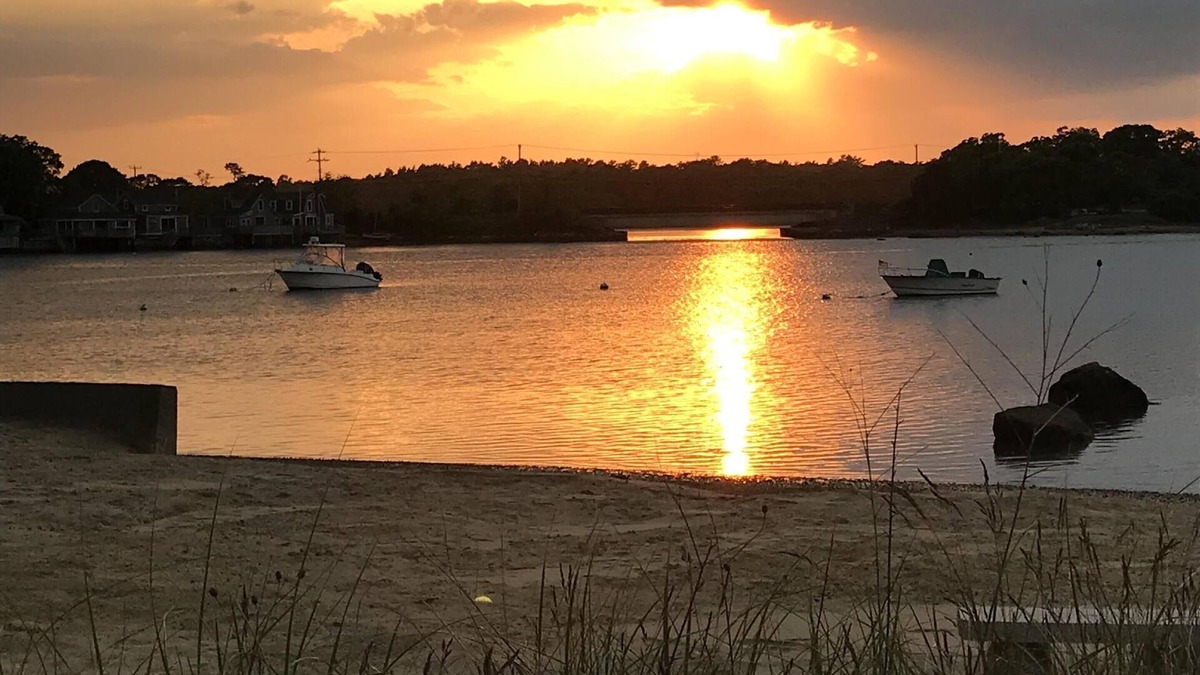 Buzzards Bay Cottage | Footsteps from Broad Cove 5 min walk to Onset Village