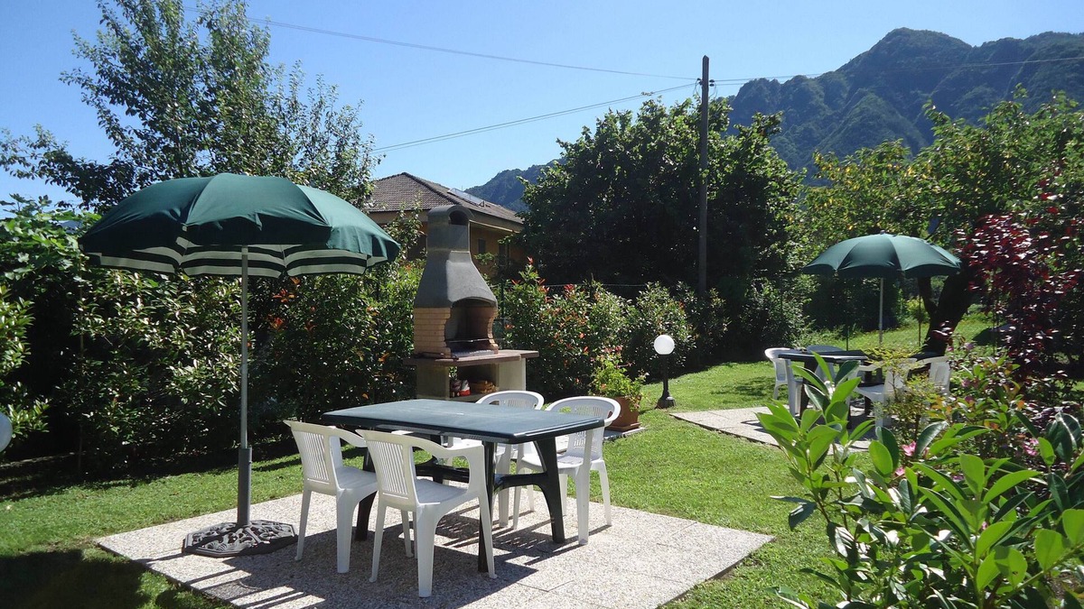 Idro Apartment | for 3-4 people, only 200m to the lake/beach, with garden, grill