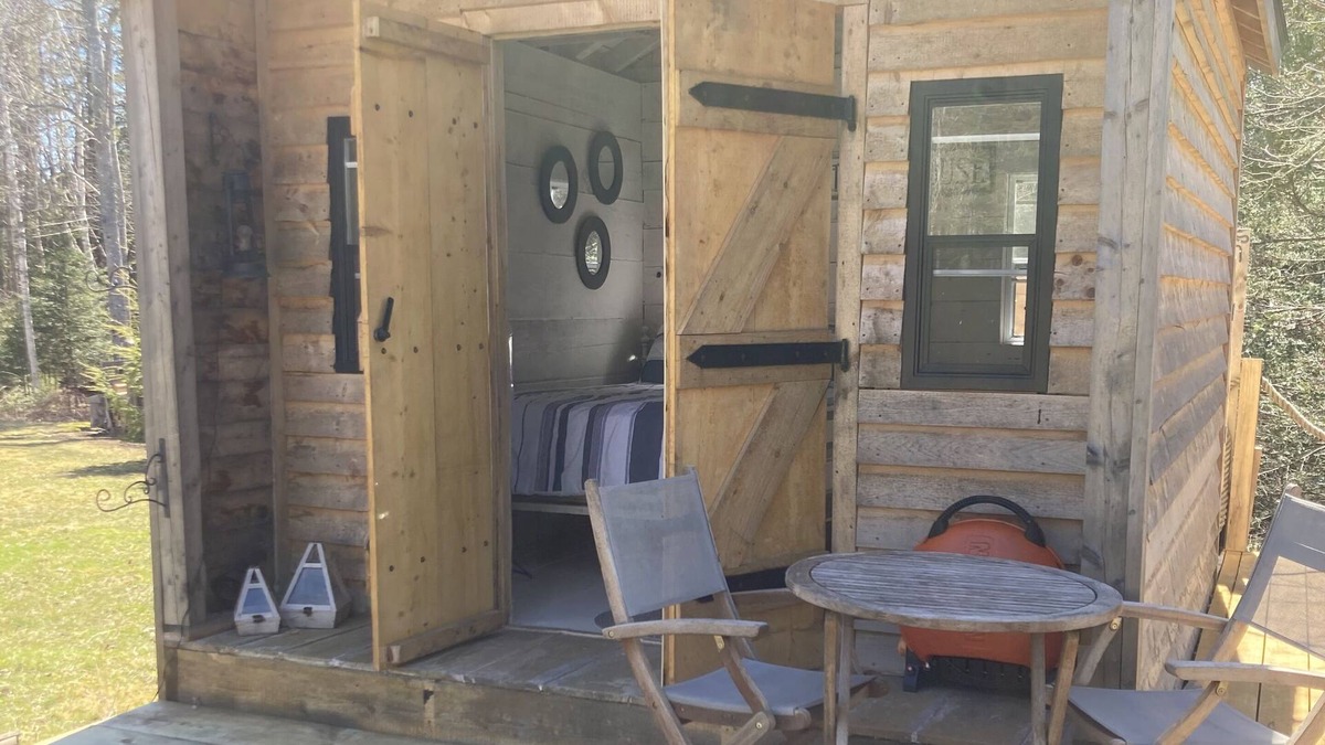 Hubbards Cabin | For the folks looking for a rustic getaway. Outdoor gravity fed shower heated☀️