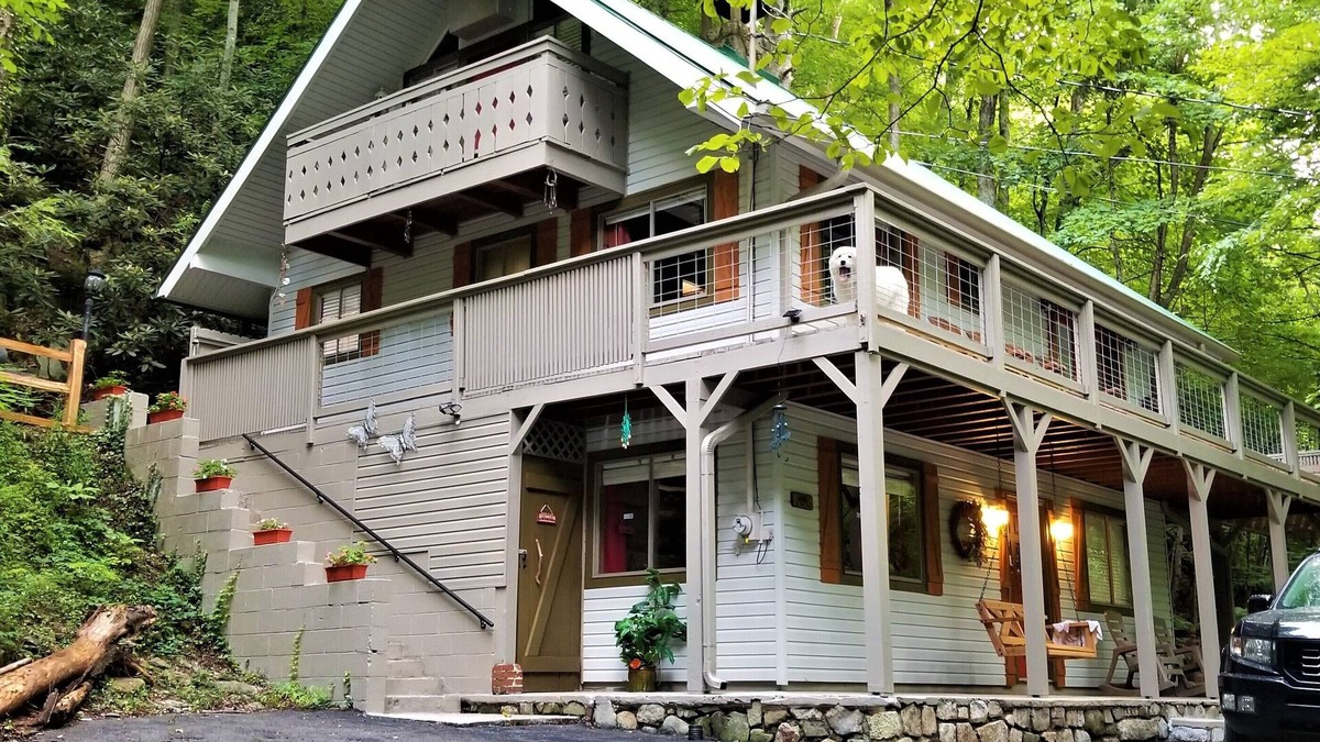 Chalet Village Cabin | FOR THE GOOD TIMES-Private Bedrooms on 3 Levels-2 Miles to G'burg-Resort Pool