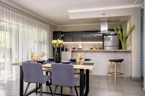 Greater Johannesburg Metropolitan Area Apartment | Fore's Luxurious Home