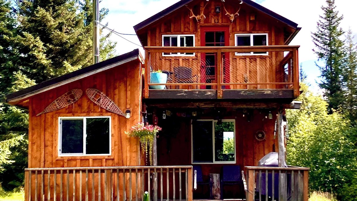 Fritz Creek Cabin | Forest Creek cabin is nestled away in the woods offering a quiet retreat.