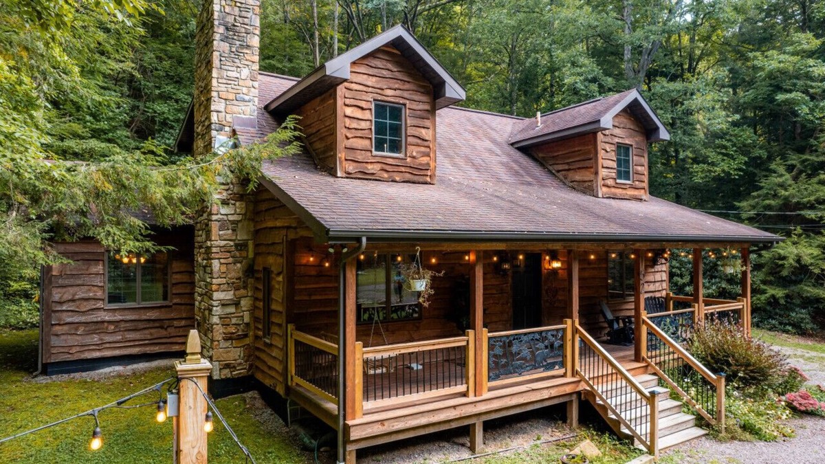 Confluence Apartment | Forest Creek Lodge · Stunning Secluded Stream Front Lodge w/Hot Tub
