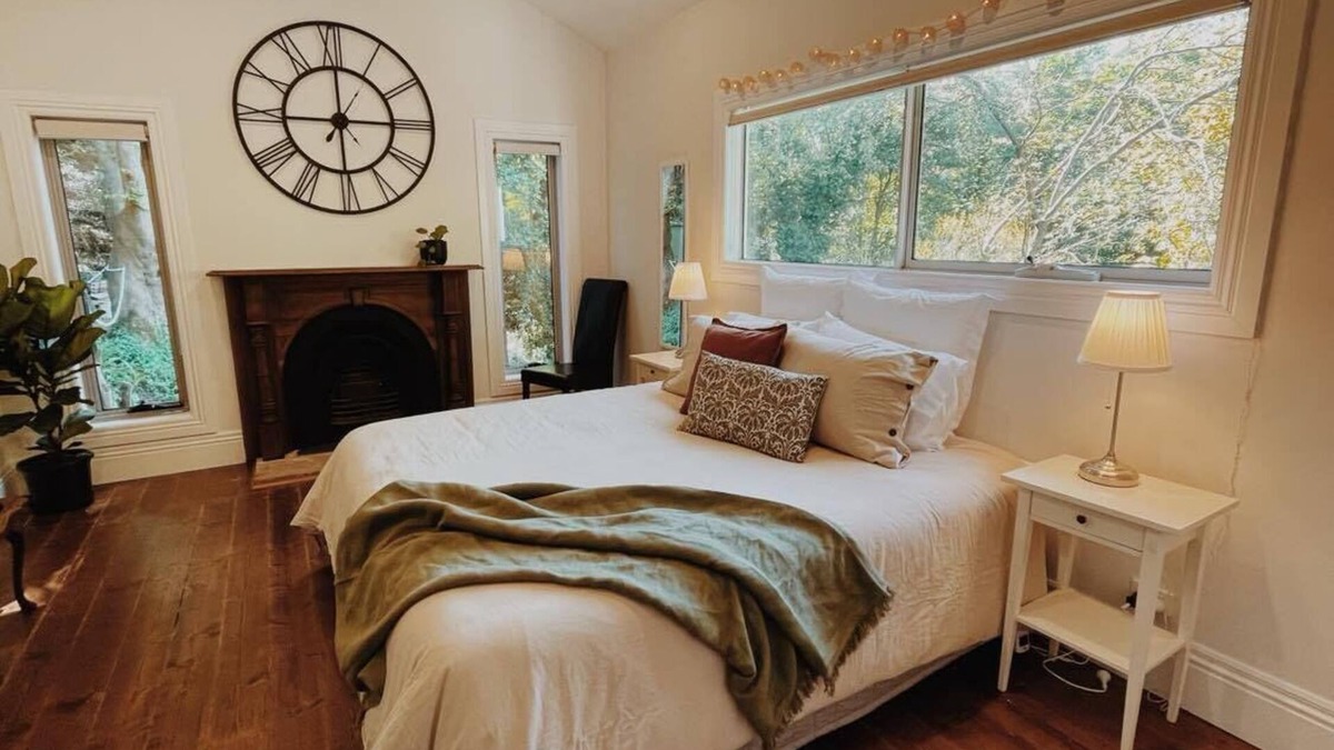 Ferny Creek Cottage | Forest Getaway for 7 in the heart of the Dandenong Ranges w/Fireplace & King Bed