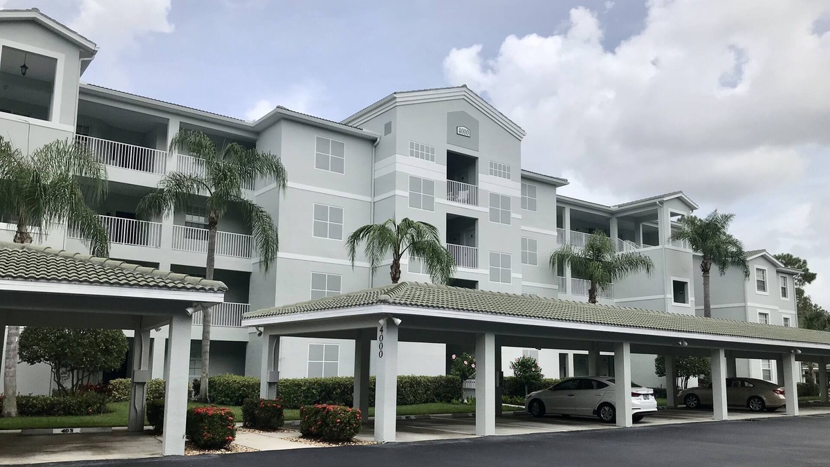 Naples Condo | FOREST GLEN, COUNTRY CLUB LIFESTYLE & GREAT NAPLES LOCATION, NEAR BEACH & DINING