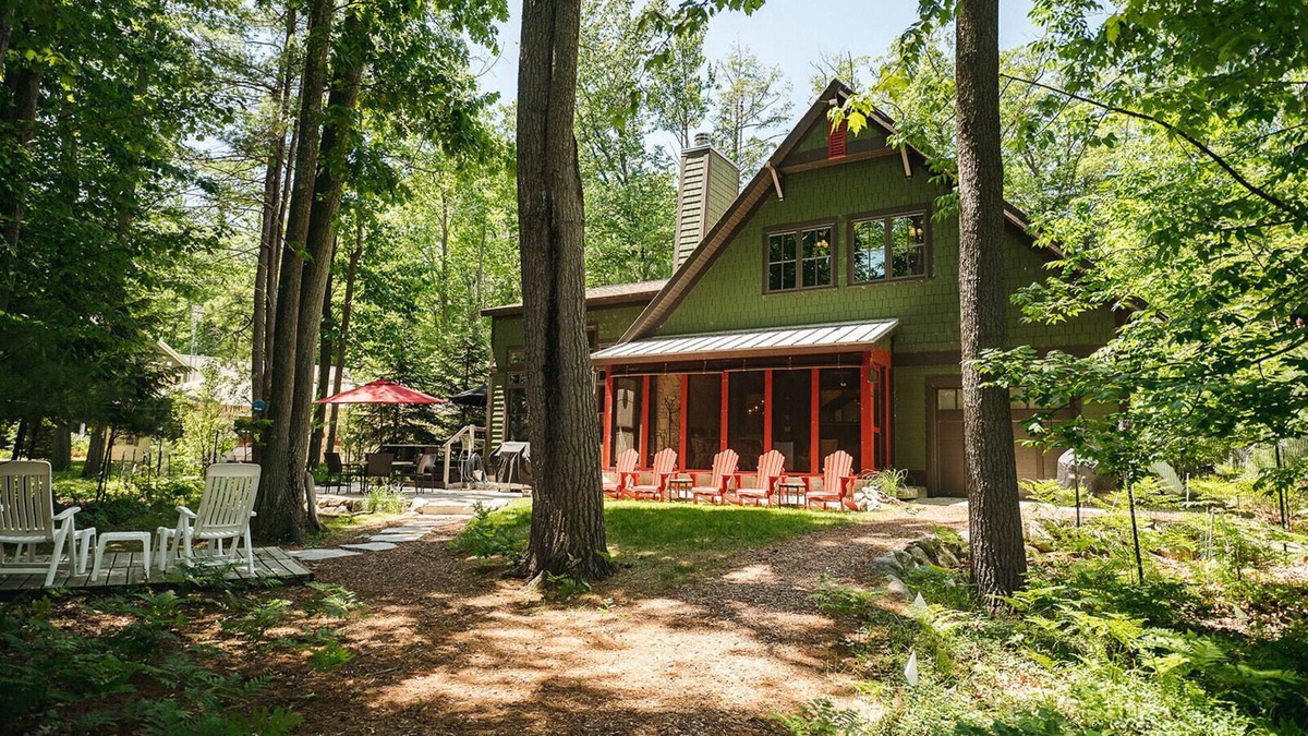 Williamsburg Cottage | Forest Haven - nA Spectacular Cottage Home on Antrim's Chain of Lakes