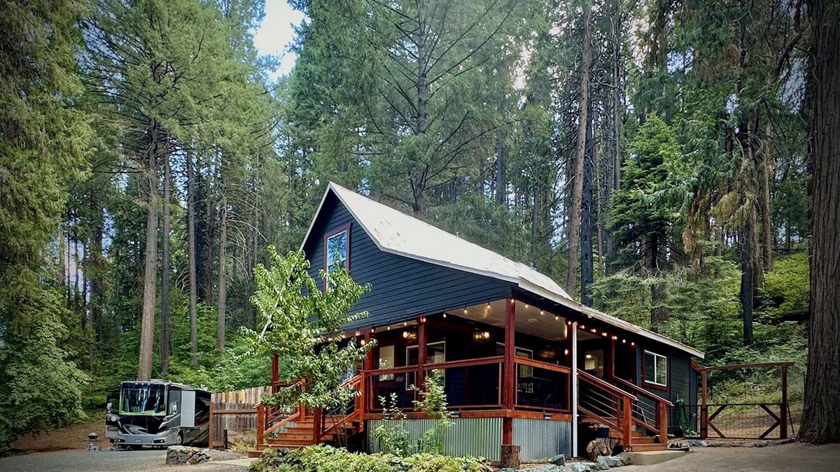 Nevada City Cabin | Forest Mountain Cabin, minutes to Downtown, trails, rivers & lakes