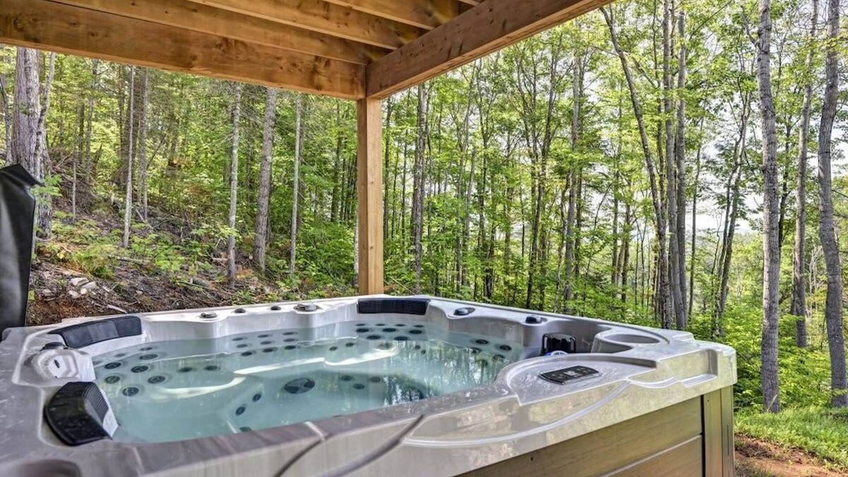 Sainte-Beatrix Ski Chalet | Forest Retreat, Hot Tub Under Starry Skies