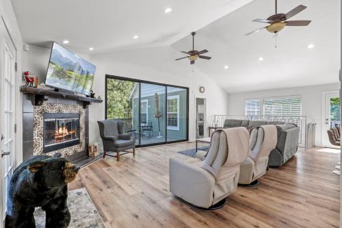 Lake Arrowhead House | Forest Retreat with Decks, Game Room & Walk to Lake