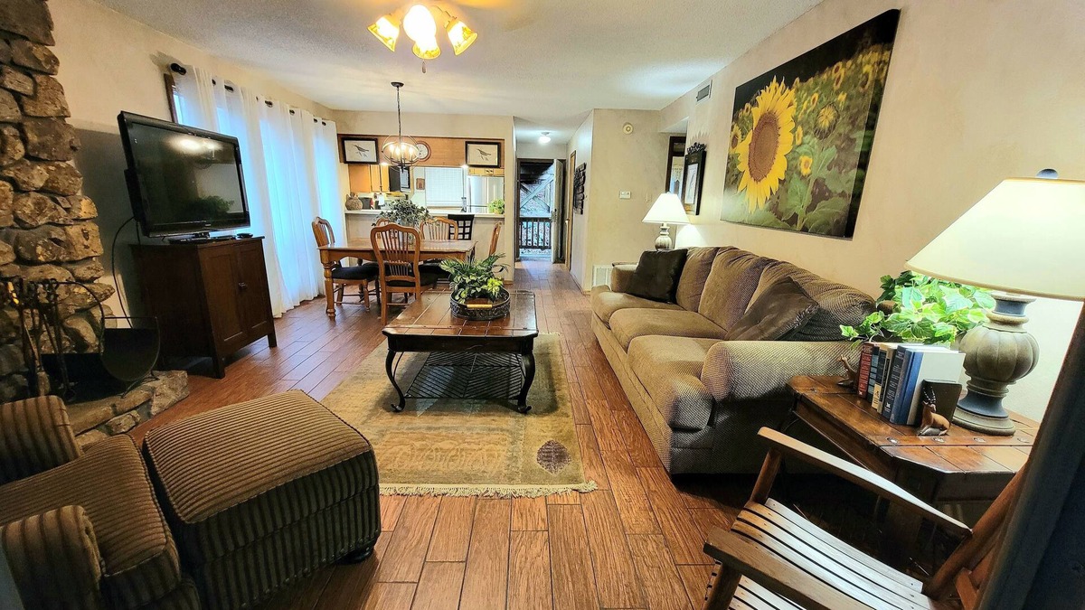 Mount Ida Condo | Forest view 2 bed/bath condo on Lake Ouachita by RedAwning