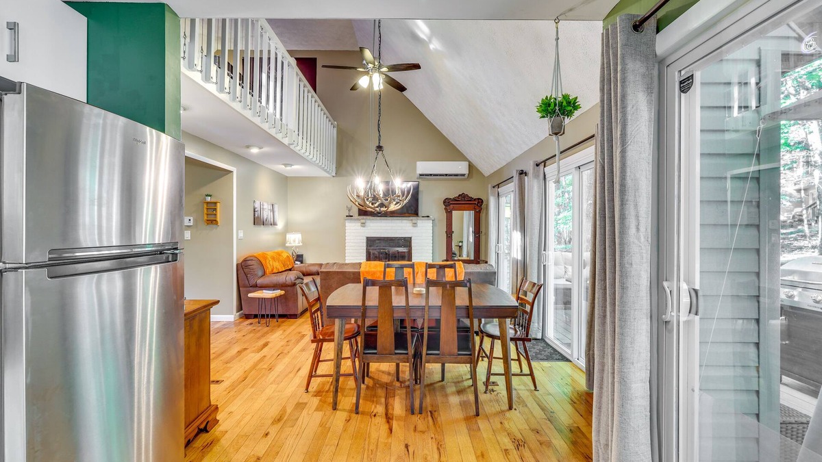East Stroudsburg Cabin | Forest-View Poconos Cabin w/Resort Amenities
