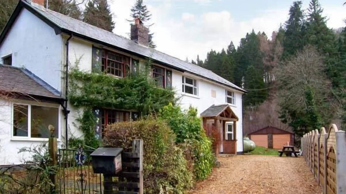 Bala Cottage | FORESTRY COTTAGE, family friendly, with open fire in Rhos-Y-Gwaliau