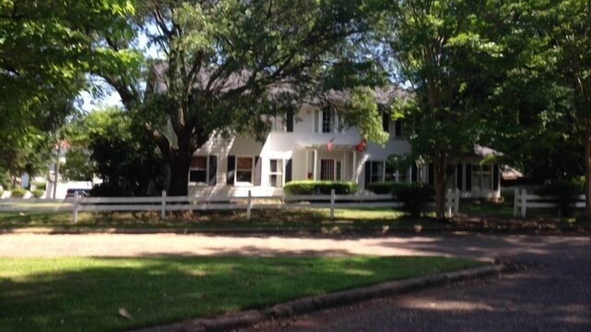 Druid City House | Forget Traffic And Parking. Gracious Comfort, 7 Block Walk To Campus/downtown