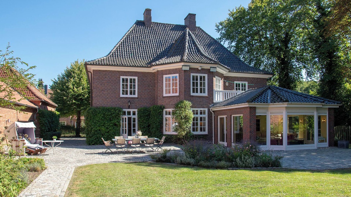 Sierksdorf House | Former Oevelgönne manor house with an enchantingly beautiful garden for families and groups.