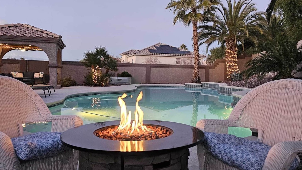 Green Valley North House | FORMULA 1, LUXURY HOUSE, 5 Bedroom, GIANT Pool, 1/4 Acre, 65-85" TV, 500mbpWIFI