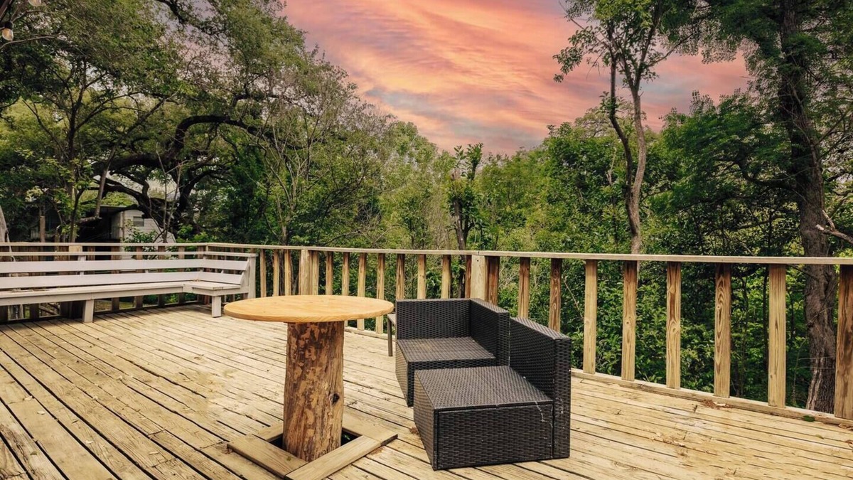 Austin House | Formula 1 Ready ✨ Charming Creekside ❤️ Walk to Football & Concerts