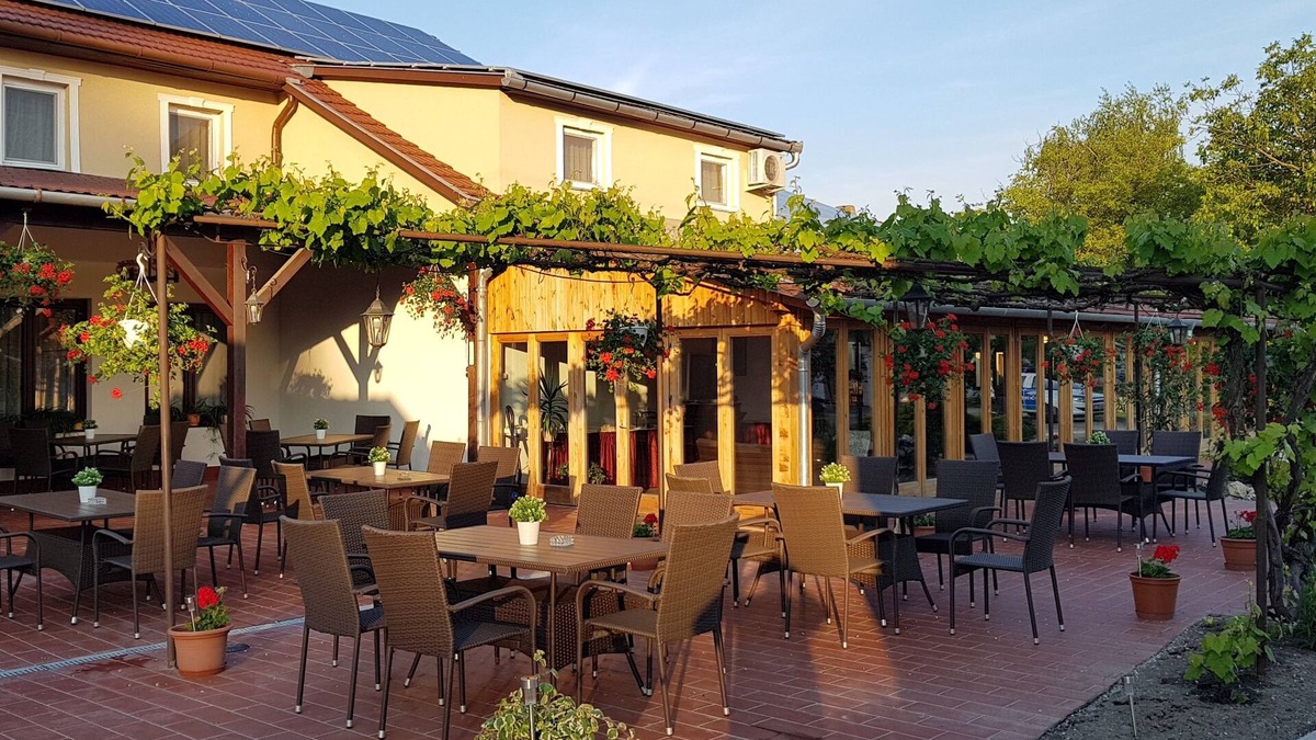 Roszke Hotel | Forró Fogadó