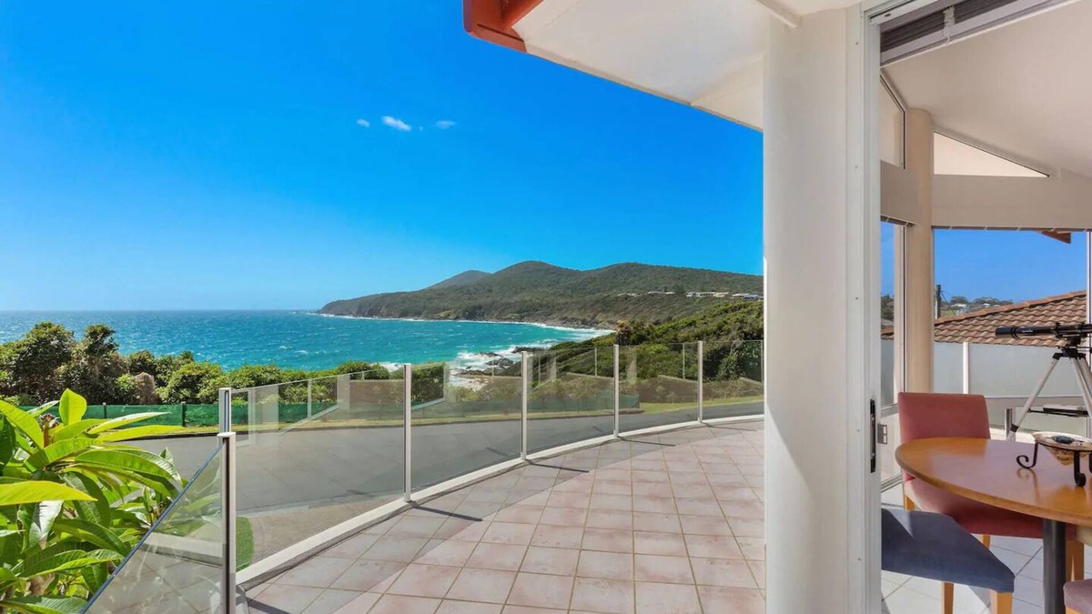 Forster House | Forster- Beachfront Views & Pool -Jewel of the Sea