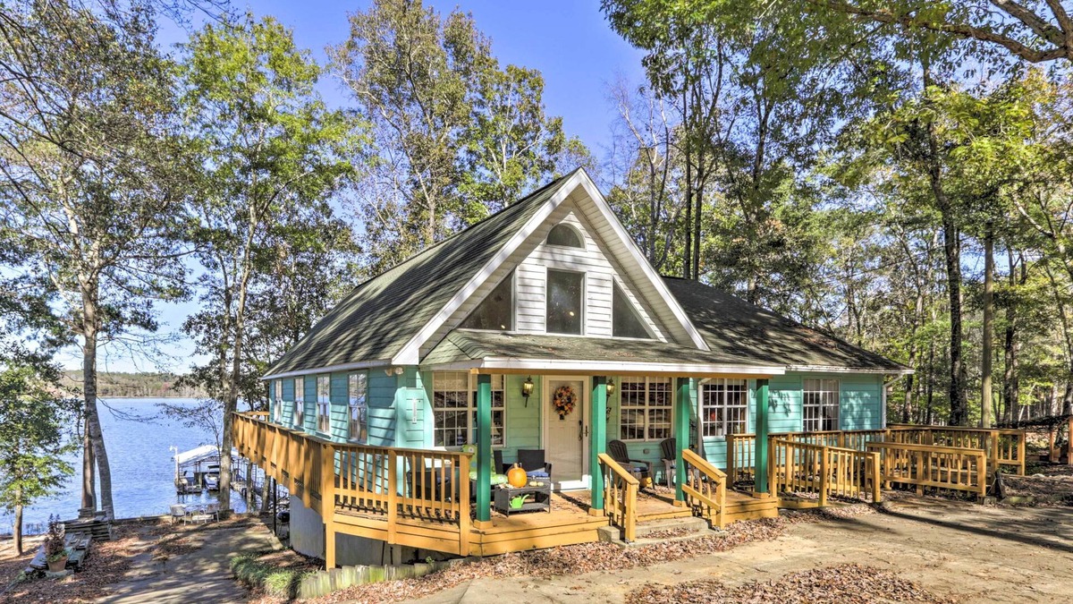 Fort Gaines Cabin | Fort Gaines Cabin w/ Deck & Private Boat Dock