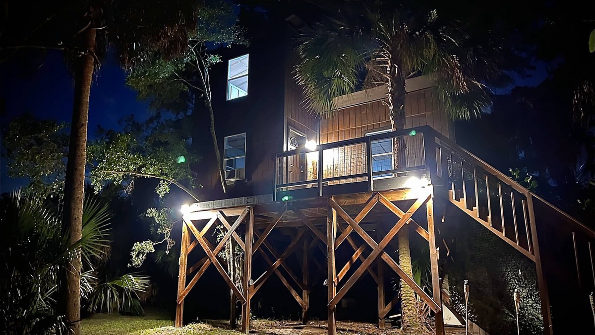 Northside House | Fort George Island Private Treehouse Centrally located and Elevated!