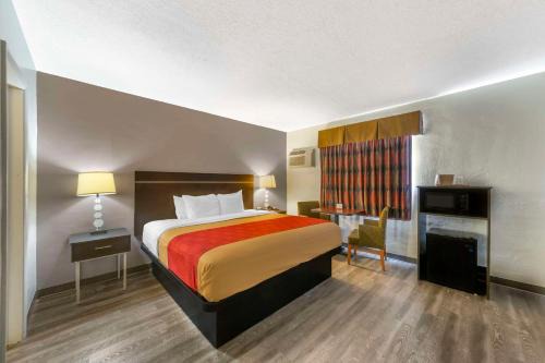 Royal Poinciana Cabin | Fort Lauderdale Gardens Inn & Suites Ft Lauderdale International Airport