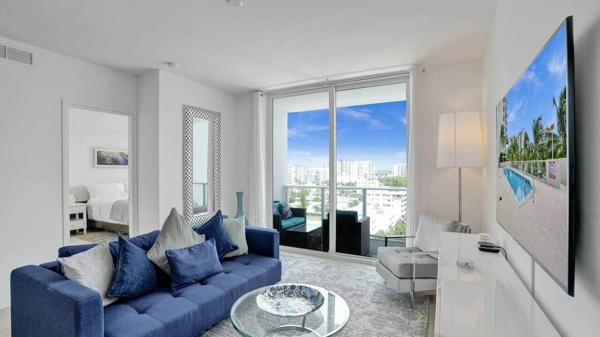Central Beach Apartment | Fort Lauderdale Luxe - Beach + Rooftop Pools