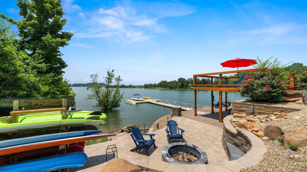 Dandridge House | Fort Sunsets-Best Lakefront Views, Hot Tub, Fire Pit, Dock, Kayaks, Dog Friendly
