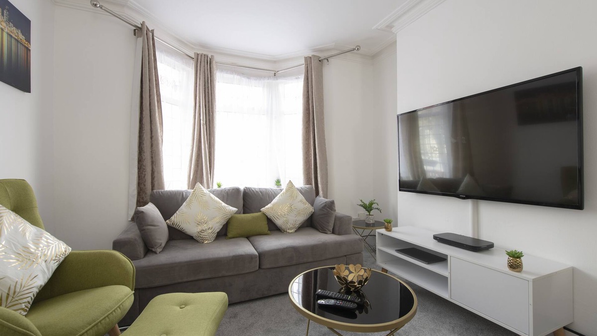 Greenwich House | Fortified Cosy Three Bedroom Home Close to bus station with free Parking