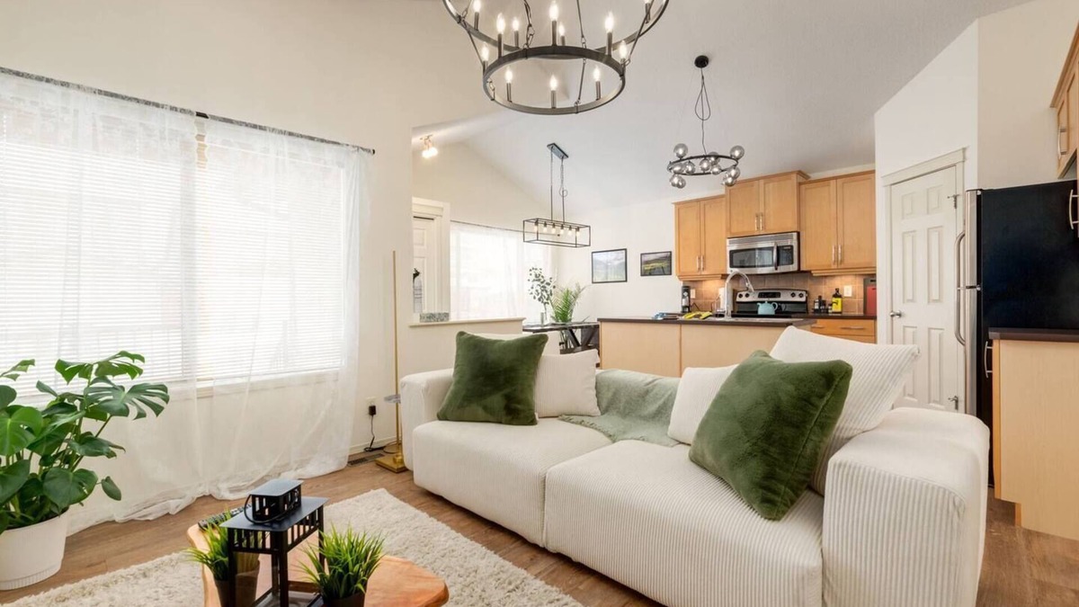 Cochrane House | "Fortress" 2Bdrm w/Barrel Sauna!