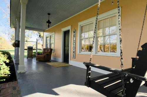 Natchez House | Foster Mound Cottage - Perfect for a Cozy Getaway with 2 Bedrooms and Pet-Friendly Amenities!
