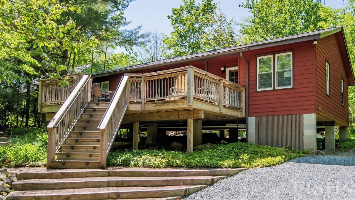 Laporte House | "Fountain Cottage" offers a large deck to enjoy your afternoon at Lake Mokoma