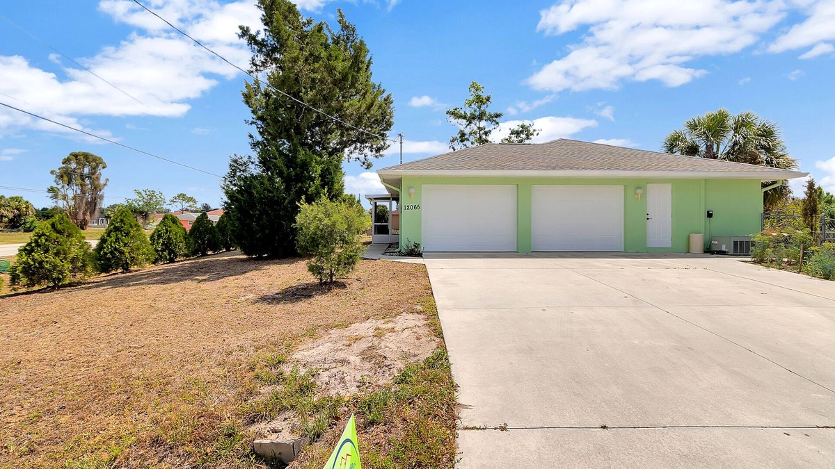 Warm Mineral Springs House | "Fountain of Youth" 2 bedroom 3 bath, bikes, BBQ