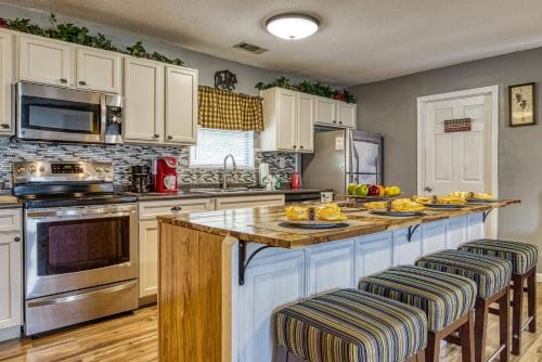 Sevierville House | Four Bearoom Cottage